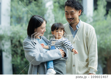 冬の家族 屋外 冬の家族 屋外 109601407