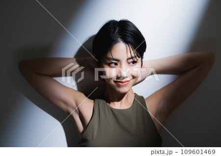 トレーニングウェアを着た女性 トレーニングウェアを着た女性 109601469