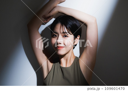 トレーニングウェアを着た女性　 109601470