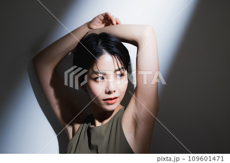 トレーニングウェアを着た女性 トレーニングウェアを着た女性 109601471