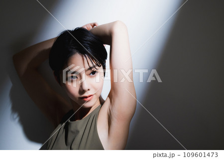 トレーニングウェアを着た女性 109601473