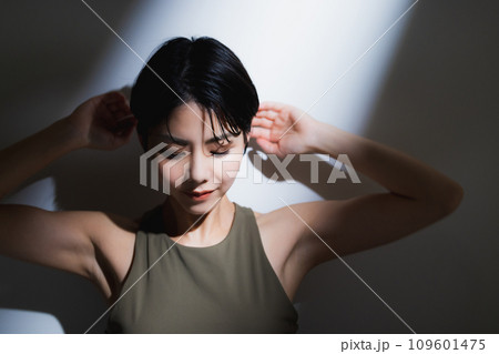 トレーニングウェアを着た女性 109601475