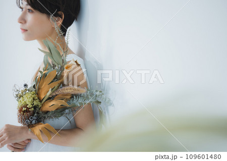 花束を持つ女性 花束を持つ女性 109601480