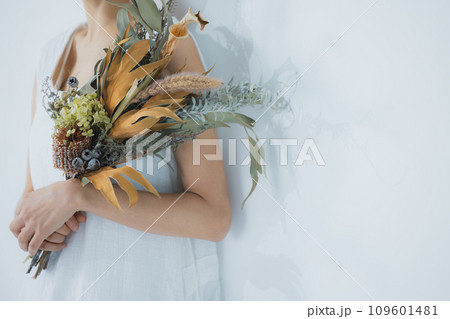 花束を持つ女性 花束を持つ女性 109601481