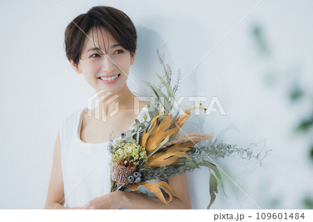 花束を持つ女性 109601484
