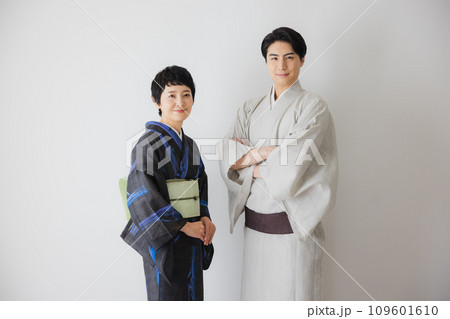 着物を着た男女　 109601610
