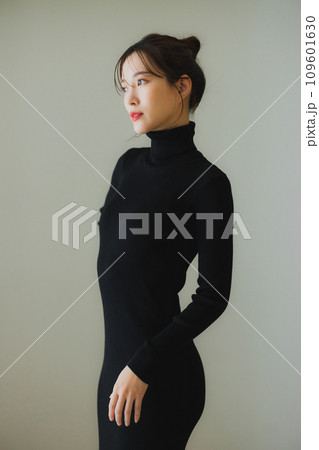 黒いニットの女性　　 109601630