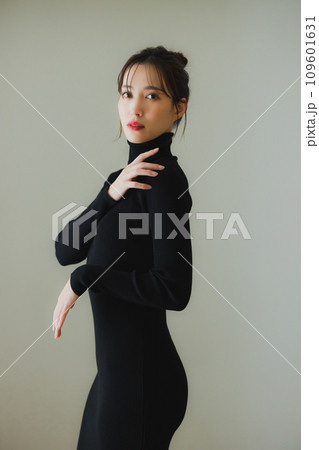 黒いニットの女性 黒いニットの女性 109601631