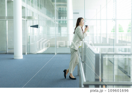 オフィスのビジネスウーマン　 109601696