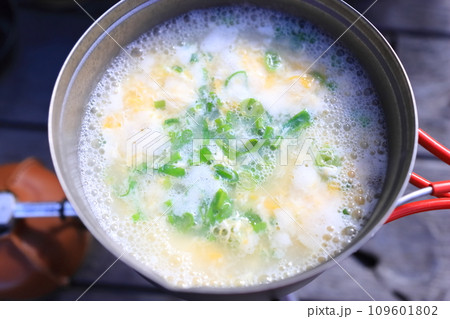 アウトドアで作る玉子スープ 109601802