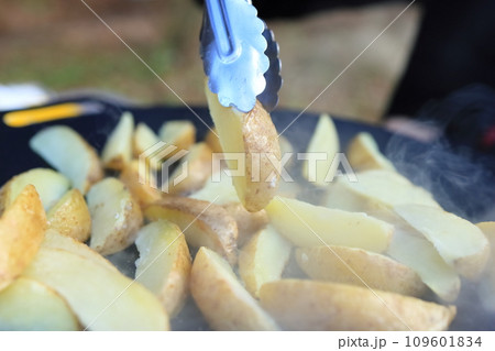 マルチグリドルで焼くポテト マルチグリドルで焼くポテト 109601834