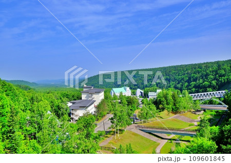 夏の北海道 白金温泉街の風景 夏の北海道 白金温泉街の風景 109601845