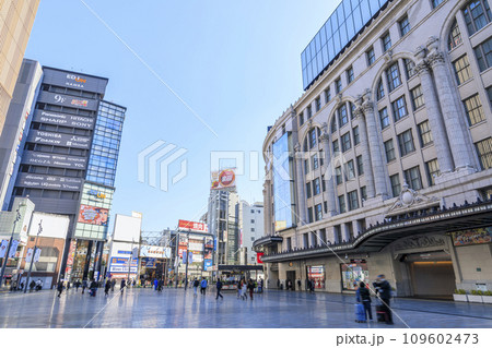 大阪市中央区難波　南海なんば駅前のなんば広場 109602473