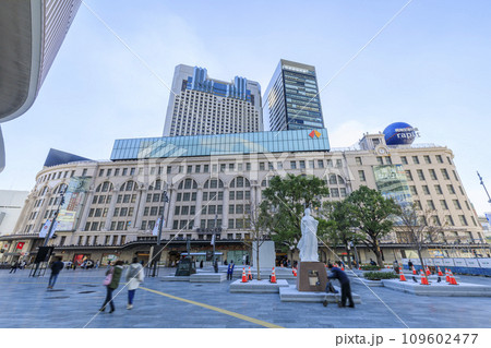 大阪市中央区難波　南海なんば駅前のなんば広場 109602477