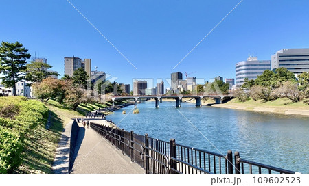 秋晴れの青空の下、ウォーキングイベント参加者で賑わう川岸〈乙川河川敷/愛知県岡崎市〉 109602523