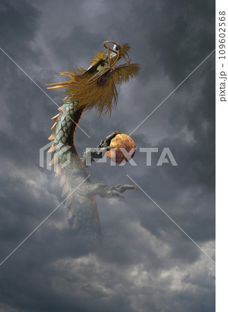 黒い雲の中を上昇していく龍 109602568