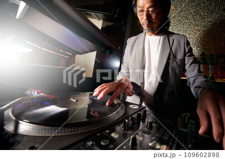 ターンテーブルで音楽を演奏する男性DJ ターンテーブルで音楽を演奏する男性DJ 109602898