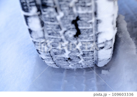 雪が付着したスタットレスタイヤ 雪が付着したスタットレスタイヤ 109603336