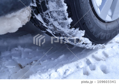 雪道のスタットレスタイヤの踏み後 雪道のスタットレスタイヤの踏み後 109603341