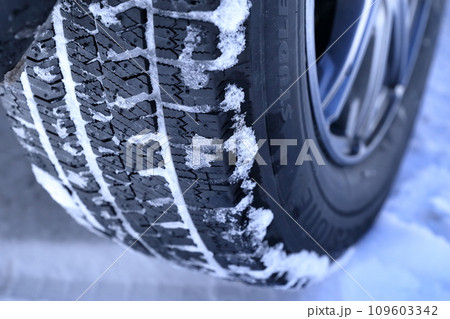 雪が付着したスタットレスタイヤ 109603342