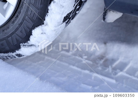 雪が付着したスタットレスタイヤ 雪が付着したスタットレスタイヤ 109603350