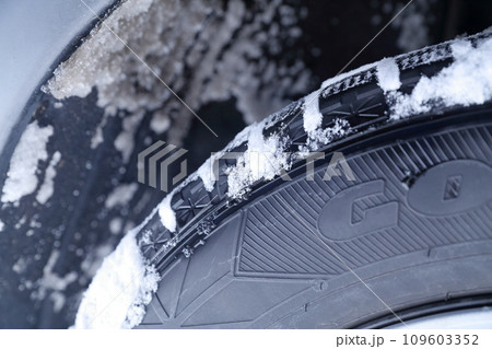 雪が付着したスタットレスタイヤ 109603352