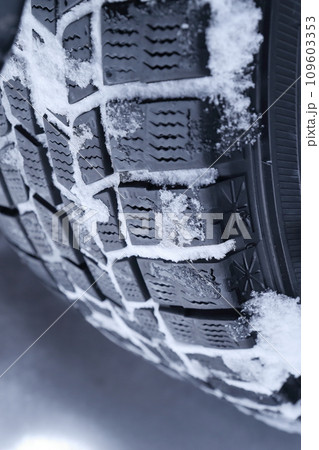 雪が付着したスタットレスタイヤ 109603353