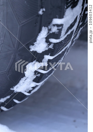 雪が付着したスタットレスタイヤ 雪が付着したスタットレスタイヤ 109603412