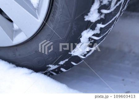 雪が付着したスタットレスタイヤ 109603413