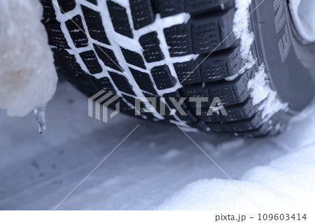 雪が付着したスタットレスタイヤ 雪が付着したスタットレスタイヤ 109603414