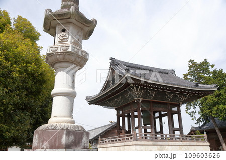 お寺の鐘撞堂（豊川稲荷　愛知県 豊橋市） 109603626