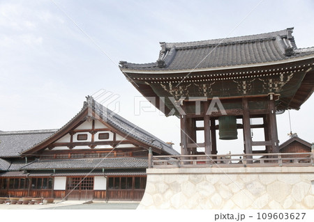 お寺の鐘撞堂（豊川稲荷　愛知県 豊橋市） 109603627