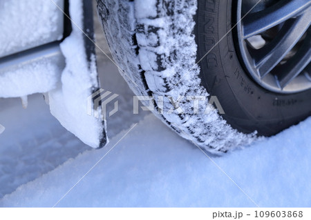雪が付着したスタットレスタイヤ 109603868