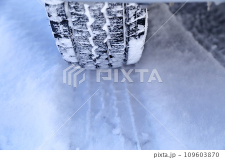 雪道のスタットレスタイヤの踏み後 雪道のスタットレスタイヤの踏み後 109603870