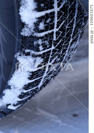 雪が付着したスタットレスタイヤ 109603875