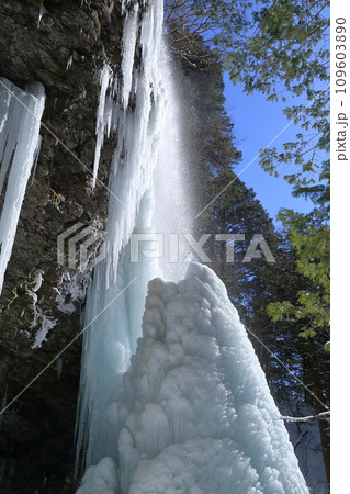凍り付いた爆氷（新滝　長野県 大滝村） 109603890