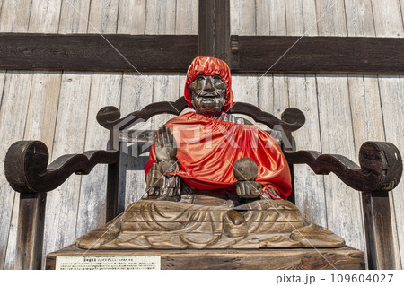 wooden sculpture outside Todaiji Temple in Nara 109604027