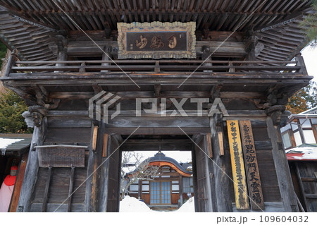 雪が積もった山門（徳音寺　長野県 木曽町） 109604032
