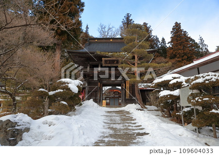 雪が積もった山門(徳音寺 長野県 木曽町) 雪が積もった山門(徳音寺 長野県 木曽町) 109604033