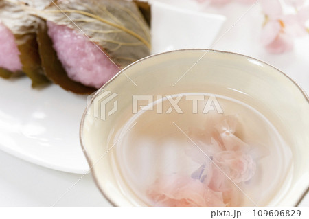 桜茶　さくら餅 道明寺 桜の花 109606829