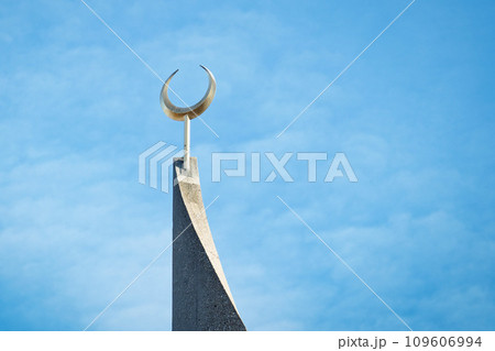 golden crescent at central mosque in cologne 109606994