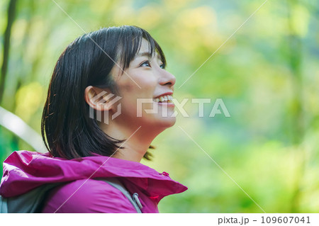 山登りを楽しむ女性 休日に山でリフレッシュする女性 山登りを楽しむ女性 休日に山でリフレッシュする女性 109607041