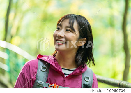 山登りを楽しむ女性 休日に山でリフレッシュする女性 山登りを楽しむ女性 休日に山でリフレッシュする女性 109607044