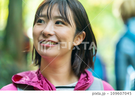 山登りを楽しむ女性 休日に山でリフレッシュする女性 山登りを楽しむ女性 休日に山でリフレッシュする女性 109607045