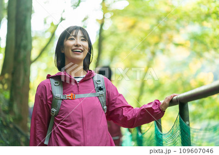 山登りを楽しむ女性 休日に山でリフレッシュする女性 山登りを楽しむ女性 休日に山でリフレッシュする女性 109607046