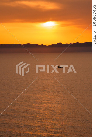 美しい夕焼けの海と小舟 109607405