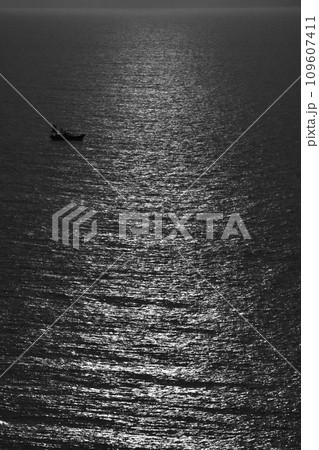 美しい夕焼けの海と小舟 美しい夕焼けの海と小舟 109607411