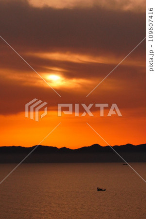 美しい夕焼けの海と小舟 109607416