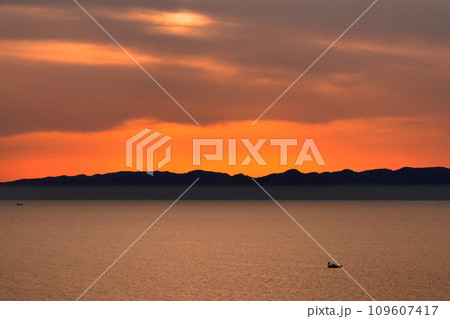 美しい夕焼けの海と小舟 美しい夕焼けの海と小舟 109607417