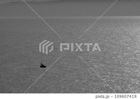 美しい夕焼けの海と小舟 美しい夕焼けの海と小舟 109607419